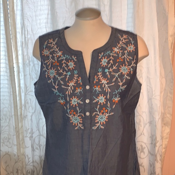 Great design on this top - Picture 3 of 8